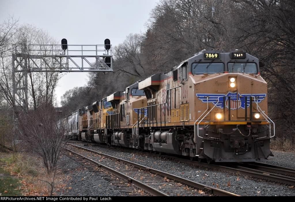 Eastbound manifest comes through Chestnut